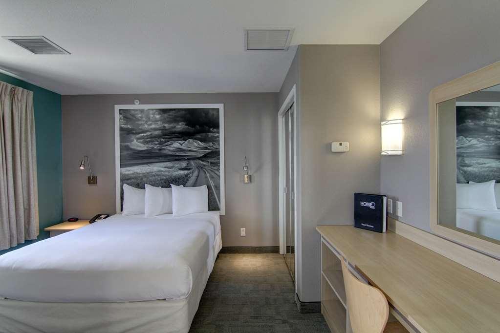 Home Inn Medicine Hat Oda fotoğraf