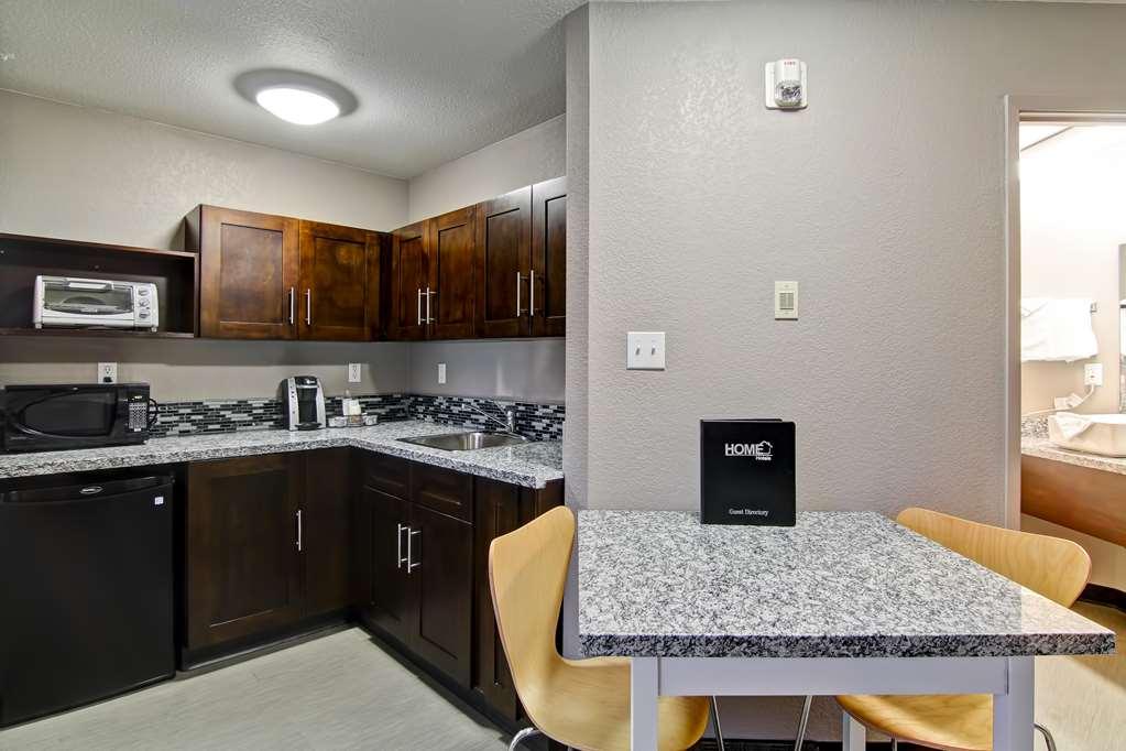 Home Inn Medicine Hat Oda fotoğraf
