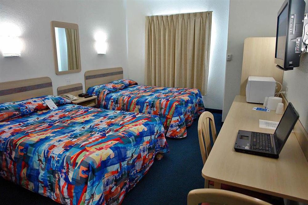 Home Inn Medicine Hat Oda fotoğraf